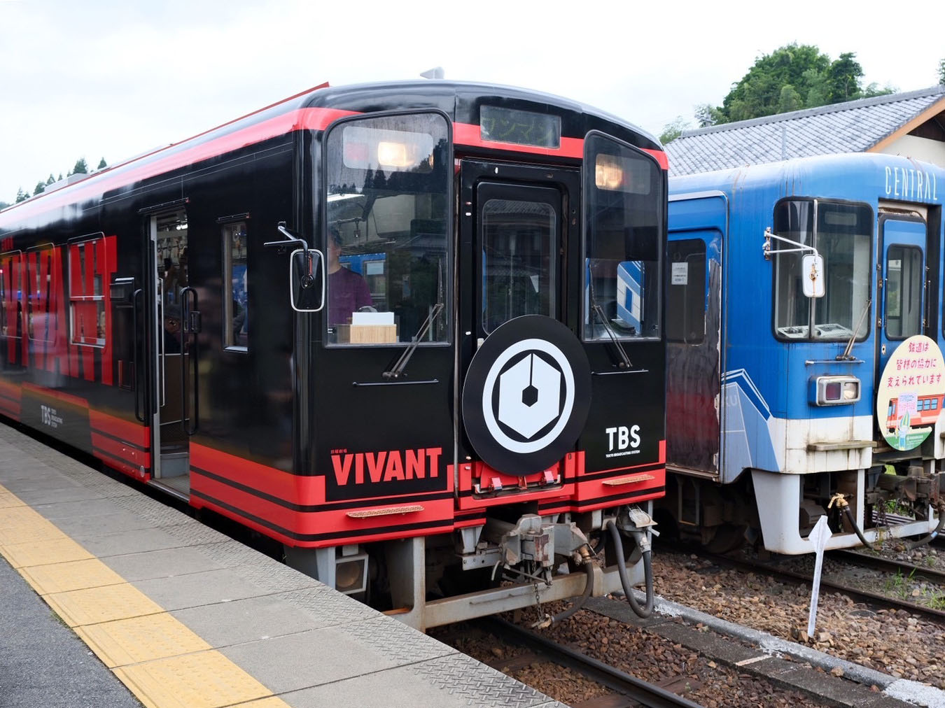 VIVANTラッピング列車