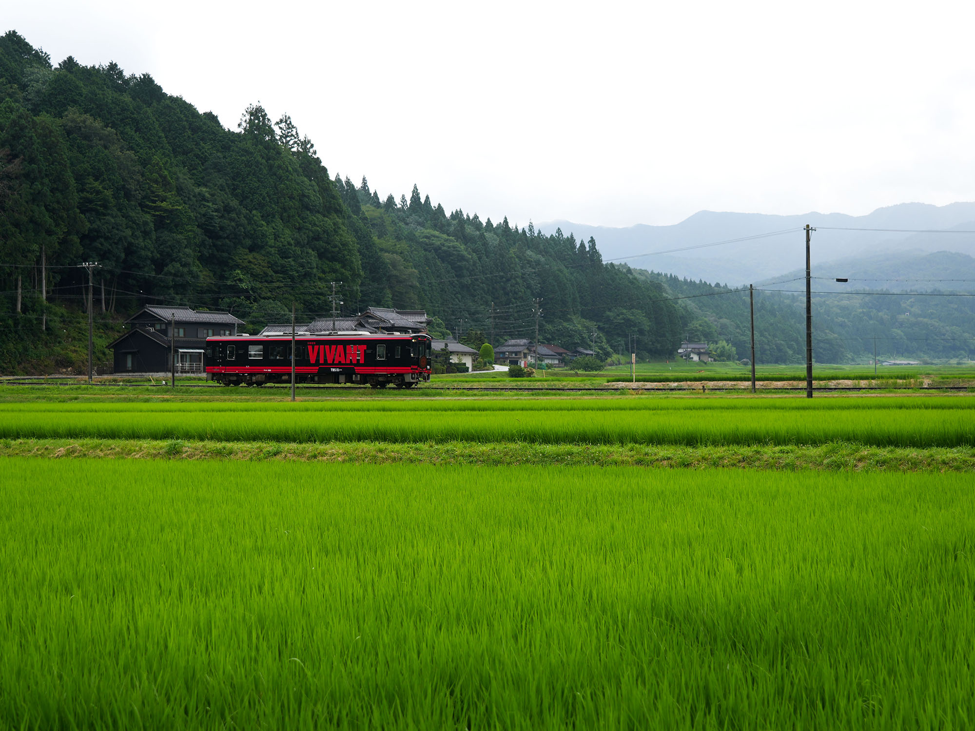 田園風景を走る列車