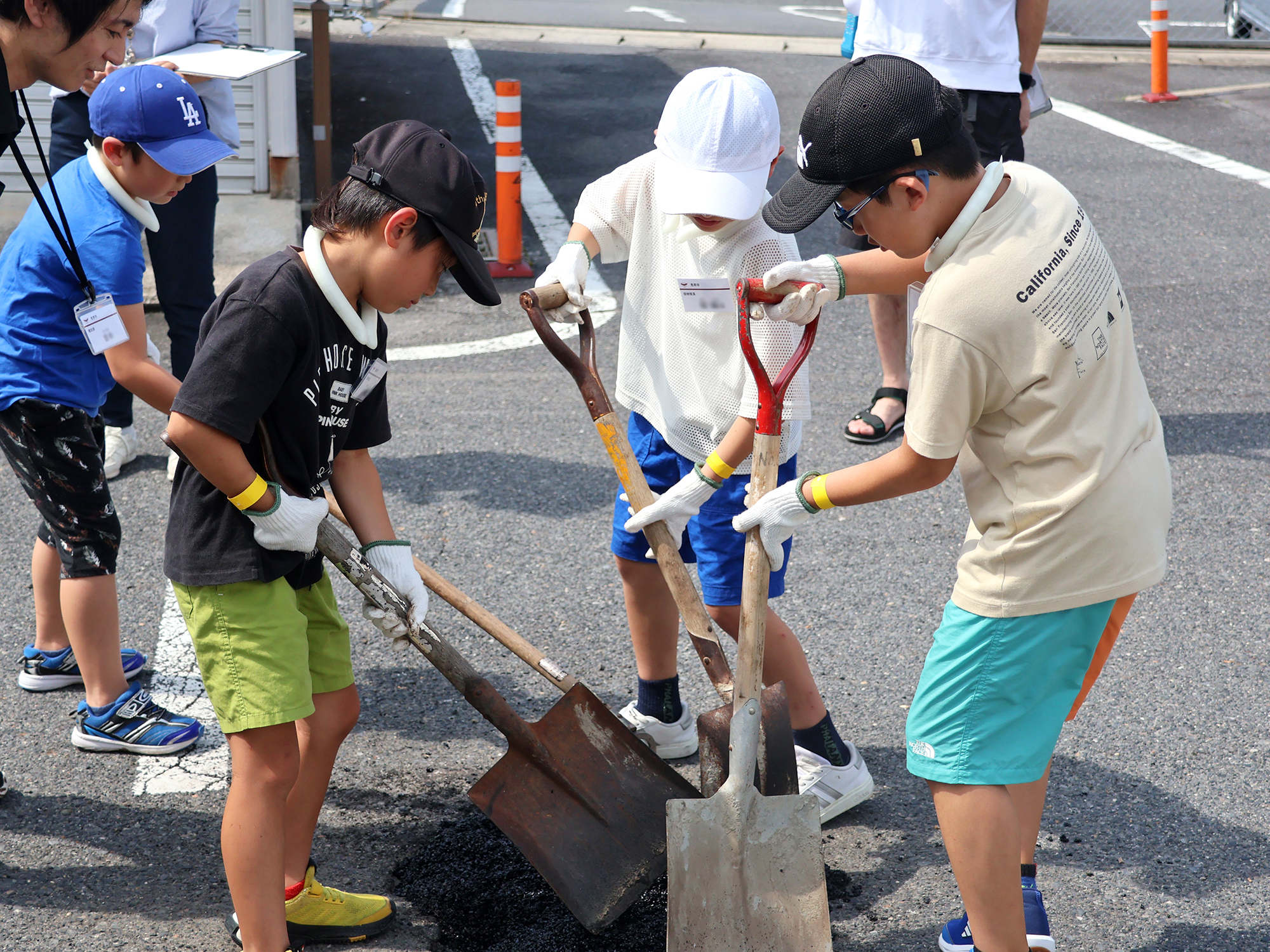 道路の穴ぼこを直す体験（建設課）