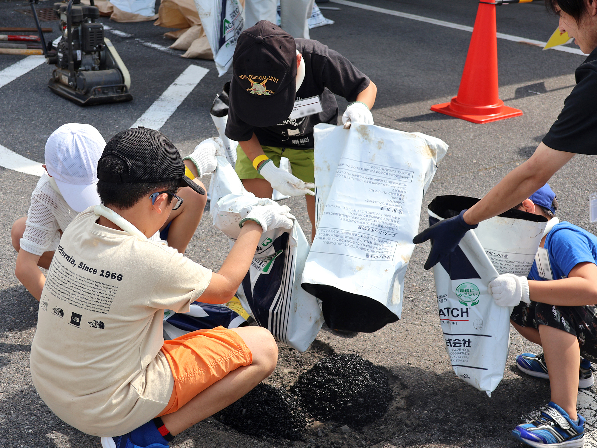 道路の穴ぼこを直す体験（建設課）