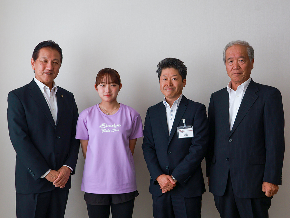 左から、小坂市長、大会に出場した山田さん、伊藤副教育長、澤村市スポーツ連盟副会長