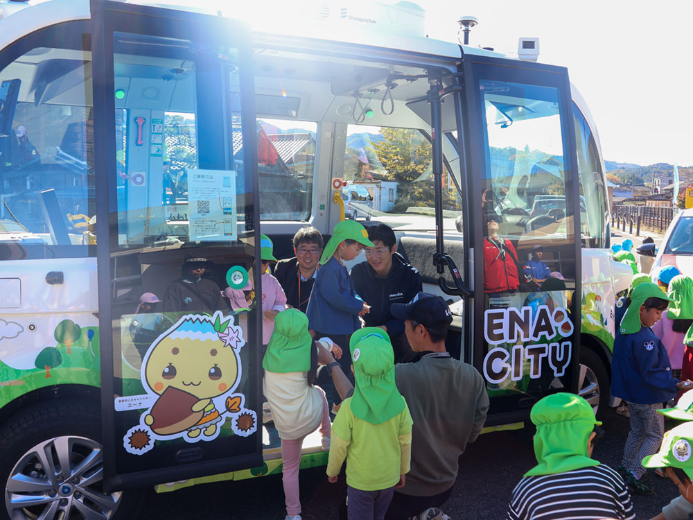 バスに乗り込む園児ら