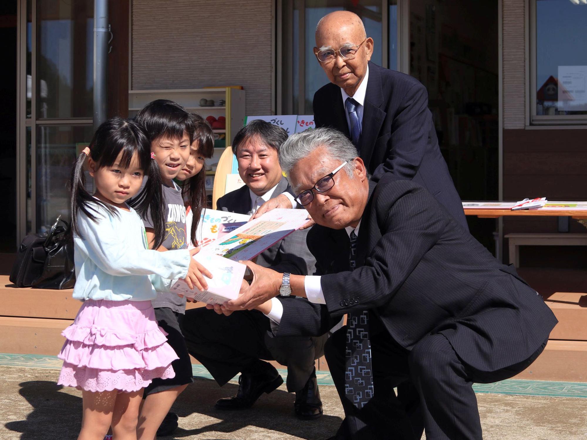 園児に絵本などが贈られる