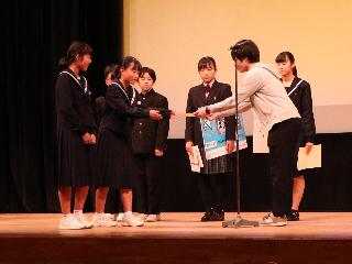 副賞を受け取る恵那北中学校の生徒