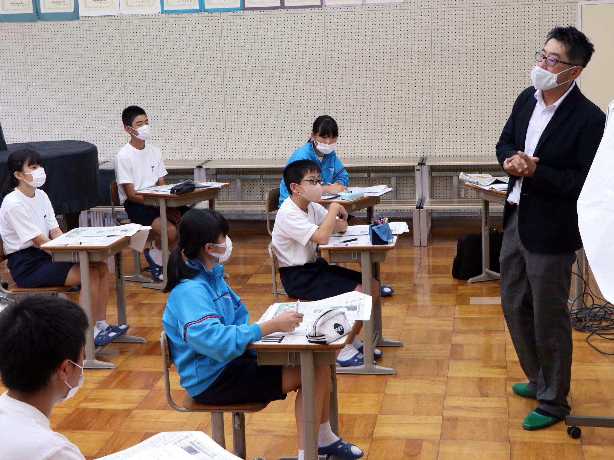 報道のプロから学ぶ上矢作中学生