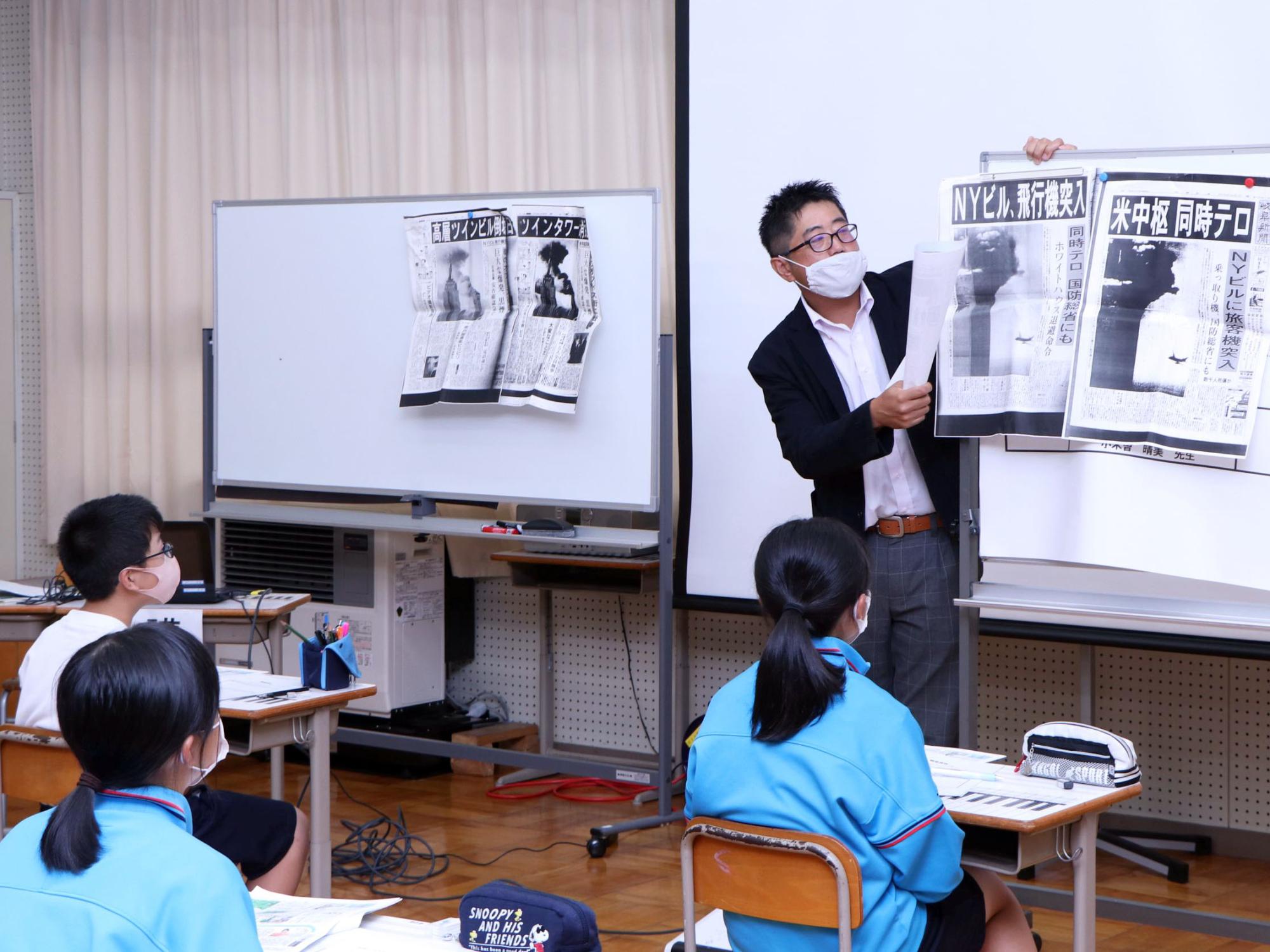 新聞記者から紙面作成の裏側を聞く上矢作中学校の生徒