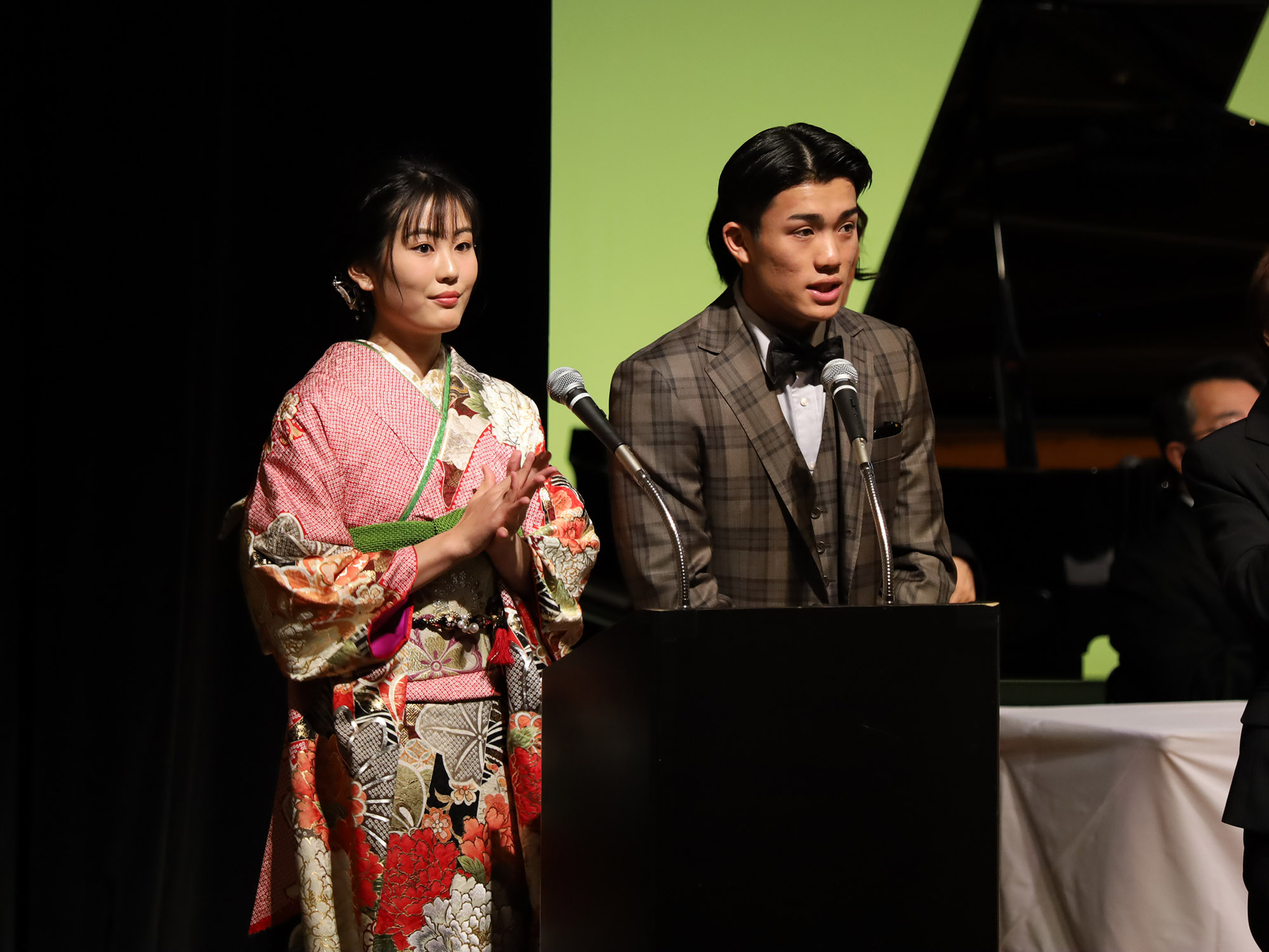 司会の伊藤瞳さんと鈴木翔飛さん