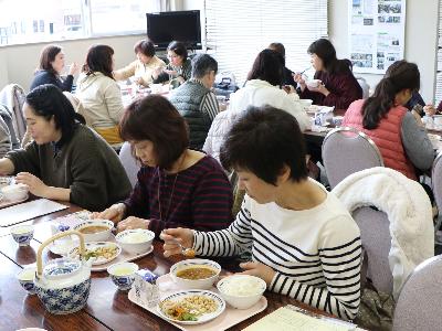 給食を味わう参加者