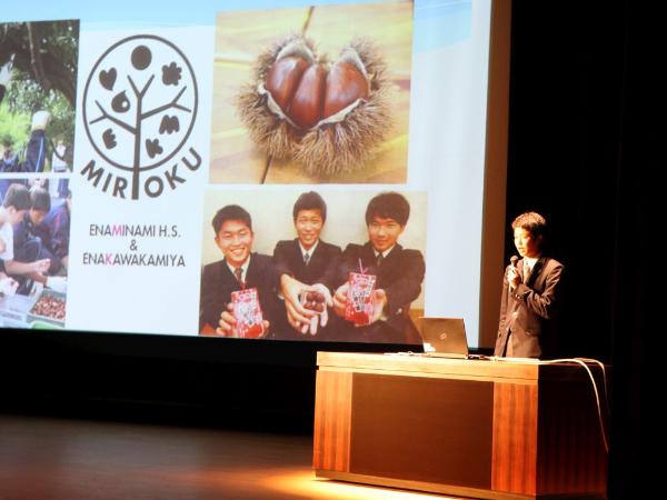 プロジェクトの成果を発表する生徒