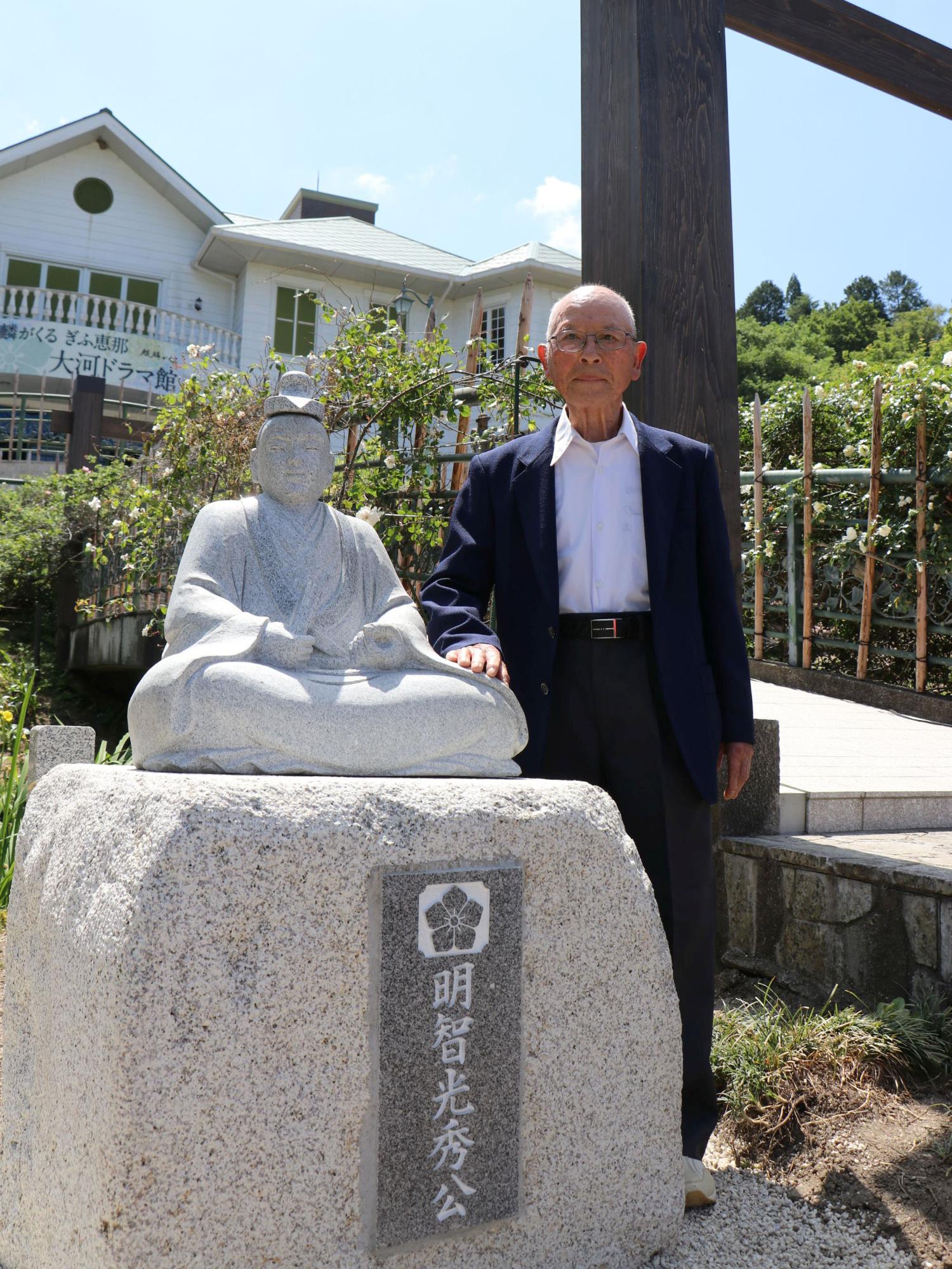 石像を寄贈した加藤石材株式会社の加藤忠治代表取締役社長