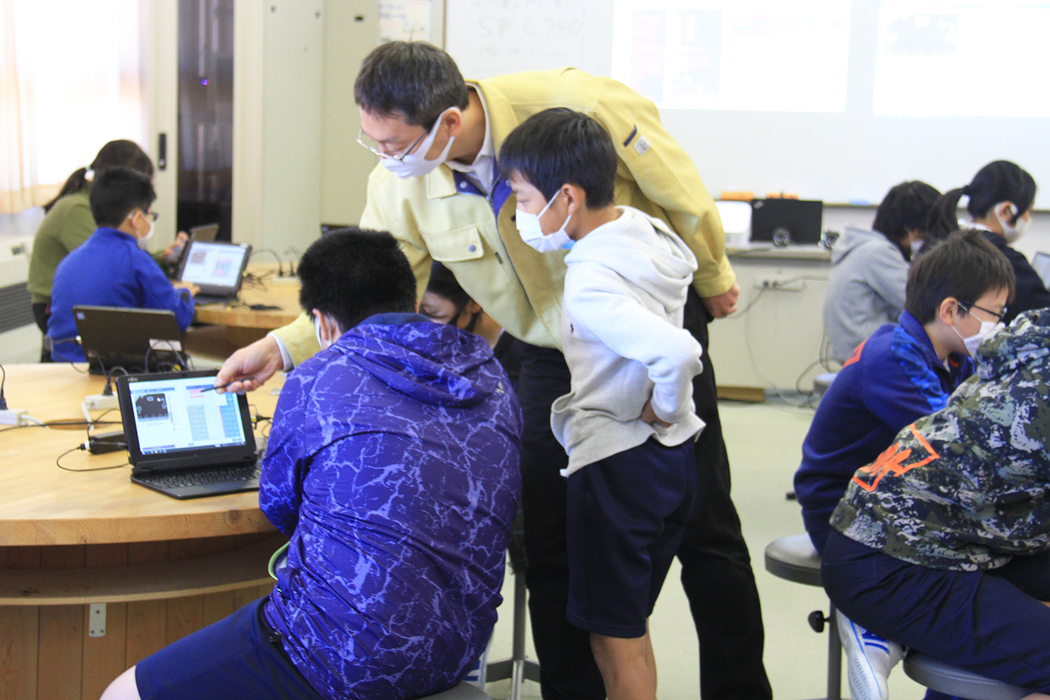 講師は市内企業　大井小学校でプログラミング教室を開催