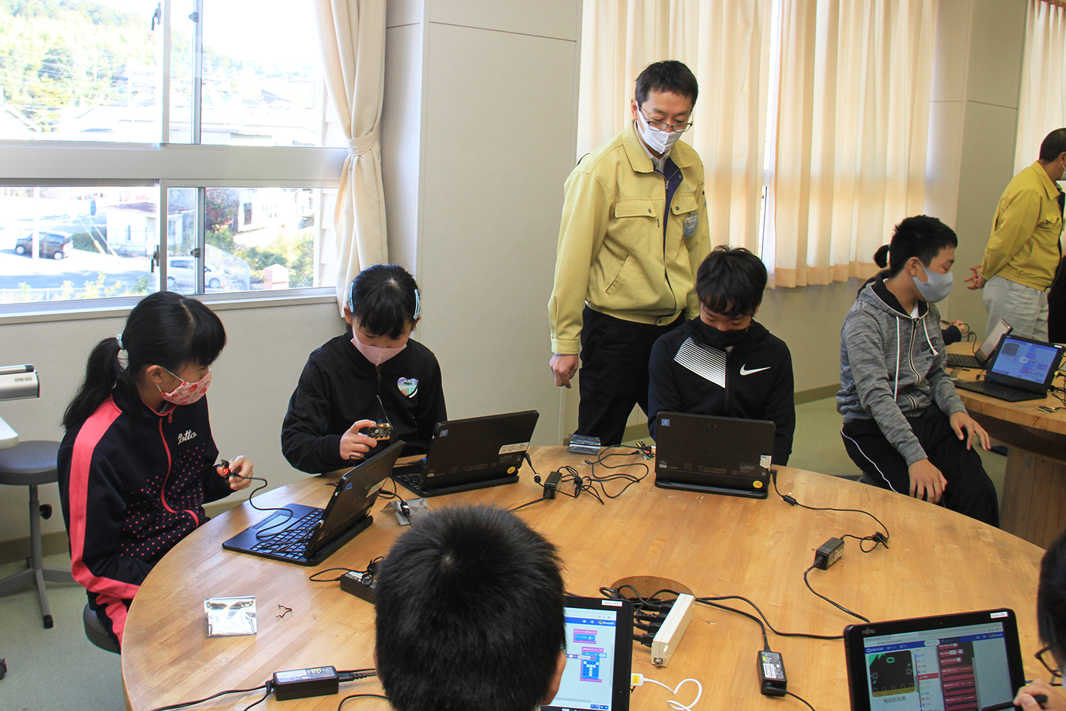 講師は市内企業　大井小学校でプログラミング教室を開催