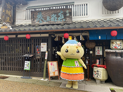 岩村醸造の店の前でポーズをとるエーナ