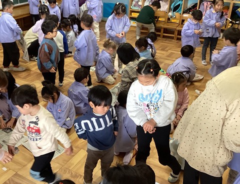 新聞豆を作る子ども達