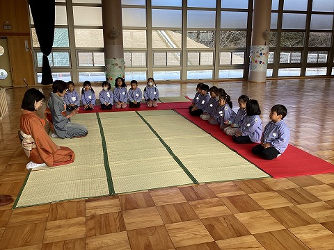 お茶会で席に座る子ども達