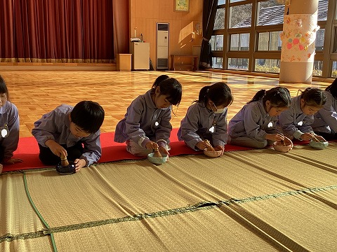 お茶をたてる子ども達