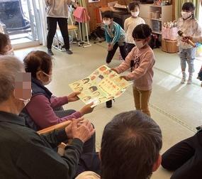 プレゼントを渡している