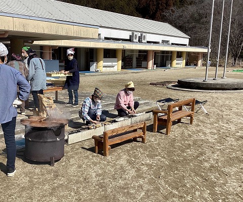 外で五平餅を焼き、豚汁を煮ている