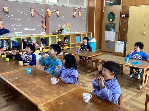 歯科衛生指導を受ける子ども達