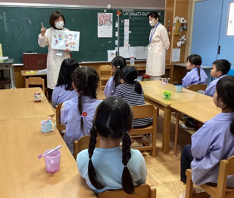 歯科衛生指導で約束を聞く子ども達