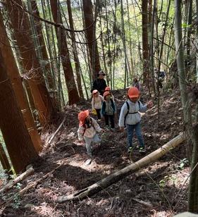 舗装されていない山道を歩く