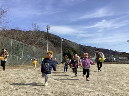 グランドを掛けっこ