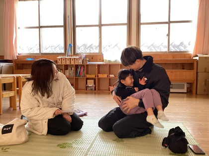 お父さんに抱っこ