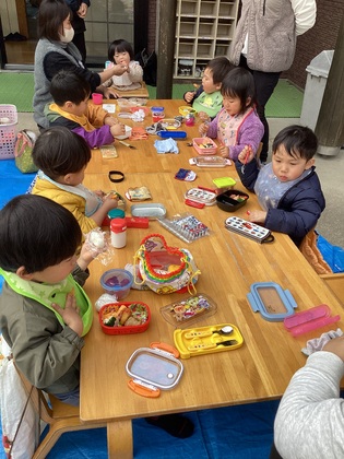 外でお弁当タイム