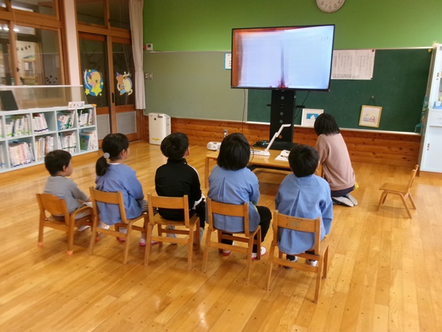絵本の読み聞かせ中