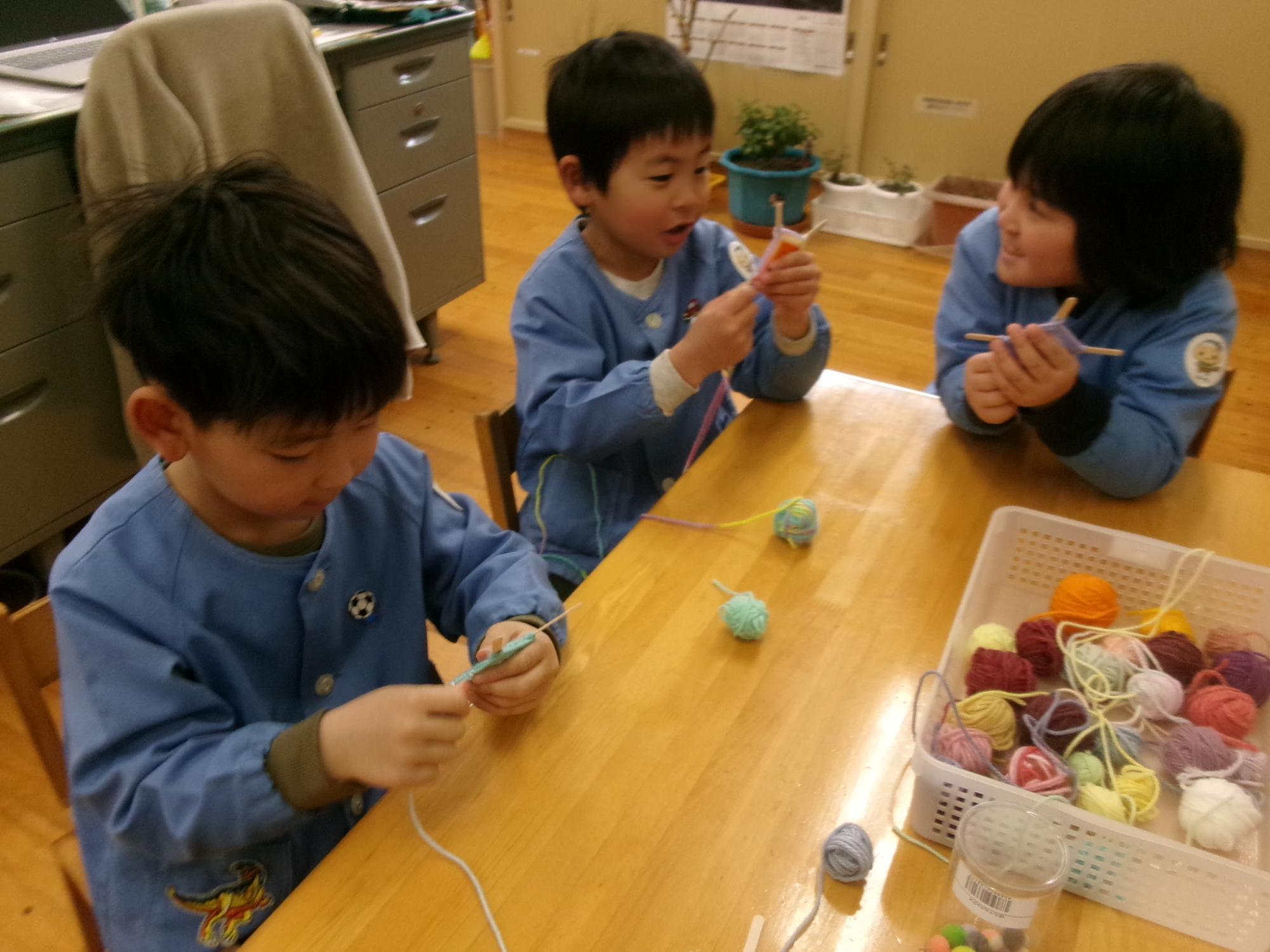 毛糸を巻き付けてプレゼントを作ろう！