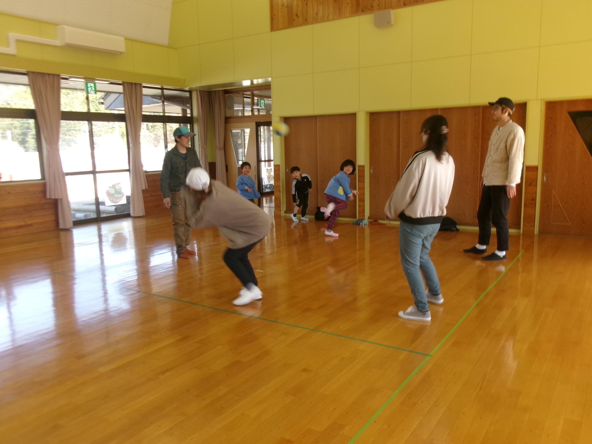勢いよくボールを投げるよ！