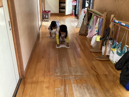 廊下もピカピカに雑巾かけ
