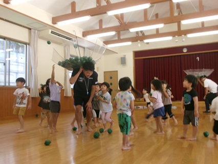 年少組ボール投げ