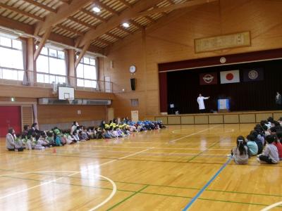 大井小学校の体育館で空気砲
