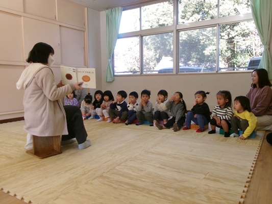 お話を楽しんでいる2歳