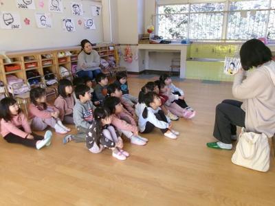 じっと聞いている4歳