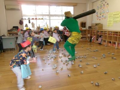 必死に豆を投げる年長組