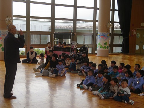 和尚さんのお話を聞く子ども達