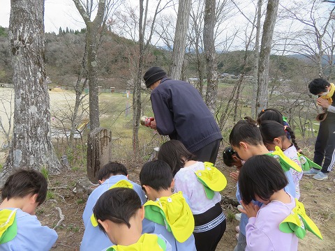 山の上で碑を拝むところ