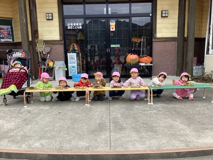 拾った葉っぱで制作中