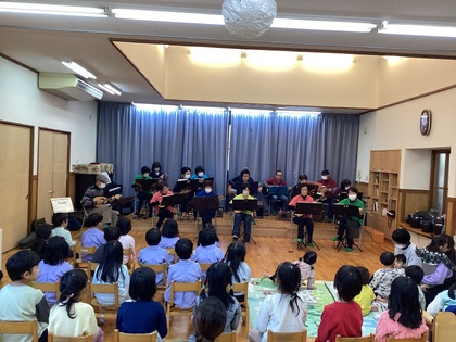 マンドリン演奏を聴いている