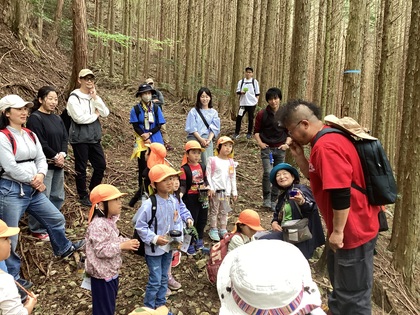 山で説明をしてもらう画像