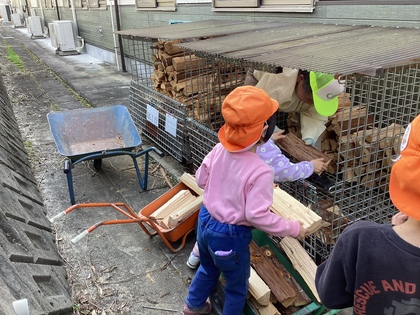 薪をかごに入れる