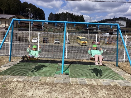 ブランコに乗る二人