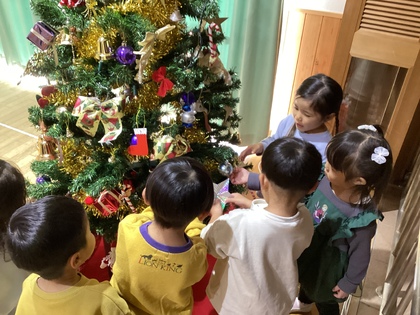 クリスマスツリーの飾り付け
