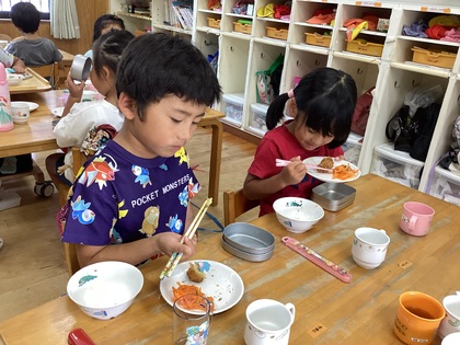 栗のコロッケを食べている画像