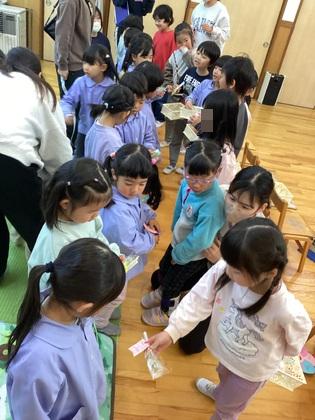 ぞう組さんからお礼のプレゼント渡し