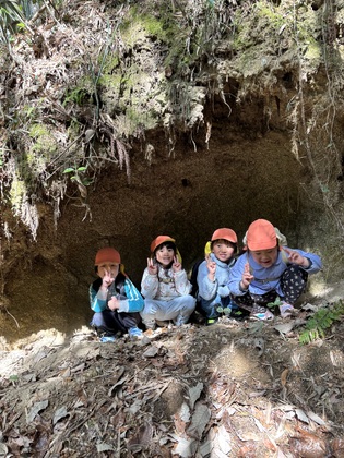 木の根っこの下に入って撮影