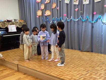 仲良しグループからプレゼント渡し