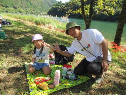 お弁当を食べる